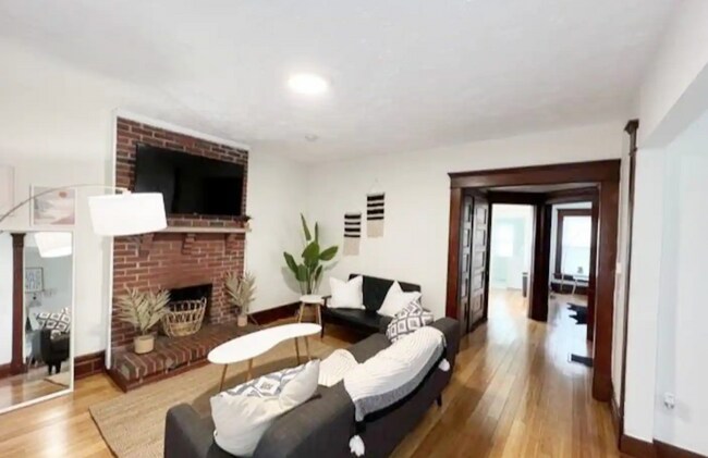 Building Photo - 1119 E Fulton St