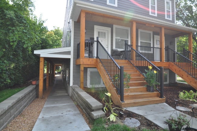 Building Photo - Newer Garden-Level 2Bed, 1Bath Apartment in Longfellow with In-Unit Laundry!