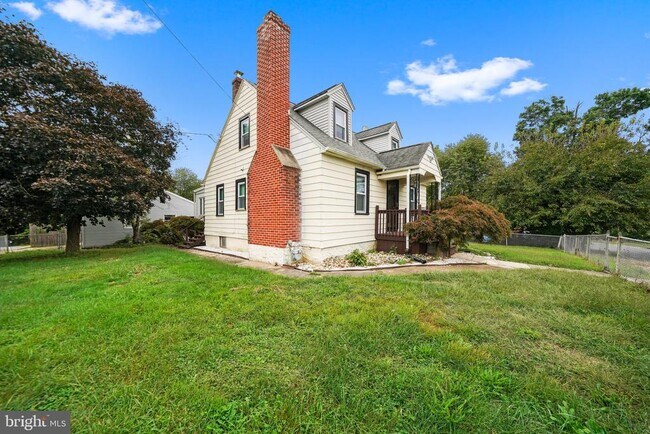 Building Photo - 624 Armstrong Ave