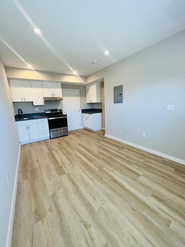 Building Photo - Mid City/Koreatown Recently Renovated Studio Available Now! Hurry Won't Last