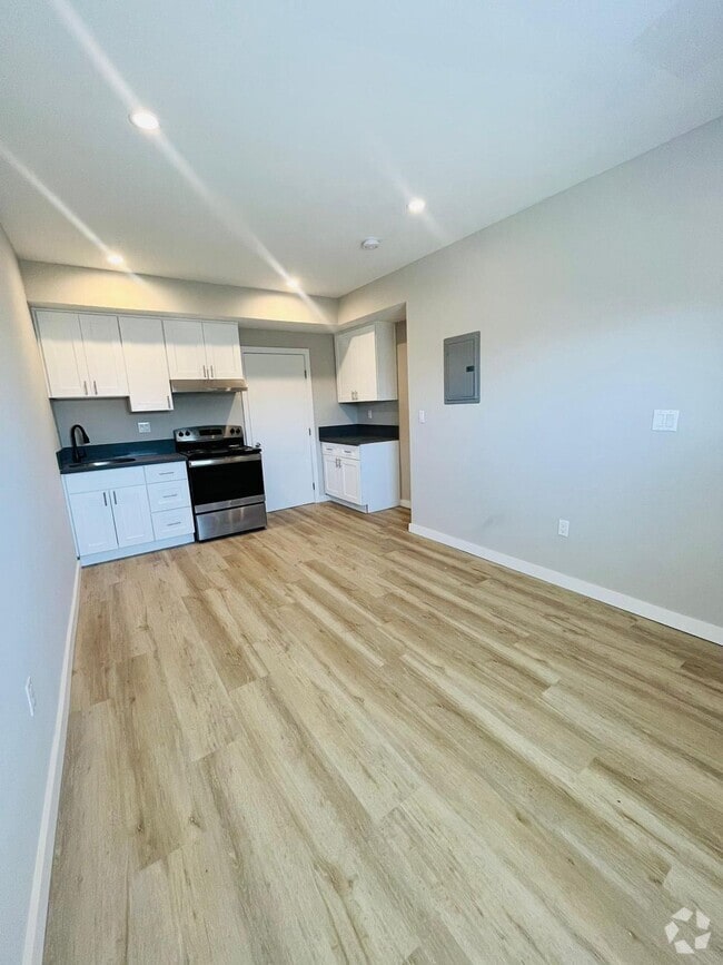 Building Photo - Renovated 1 Bedroom now available!!!