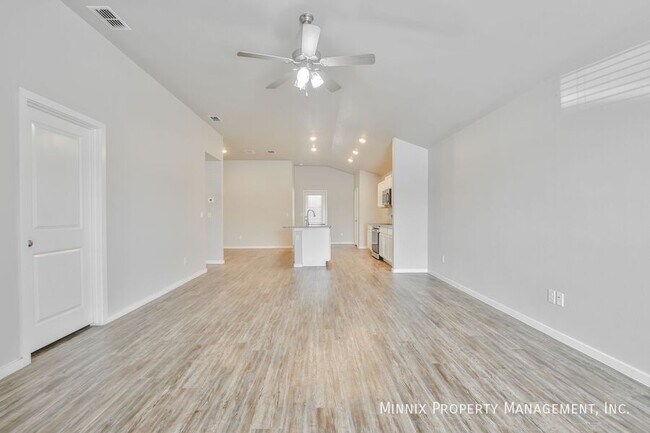 Building Photo - 2012 Kenwood Ave