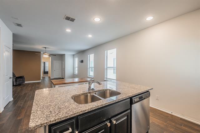 Building Photo - 561 Concho St