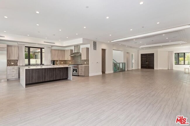 Building Photo - 312 S Palm Dr