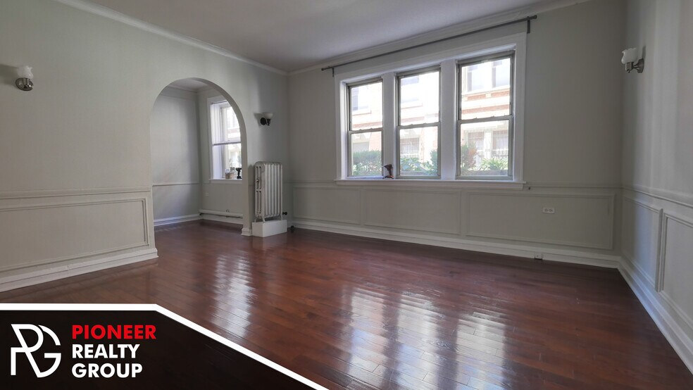 Building Photo - 546 W Surf St