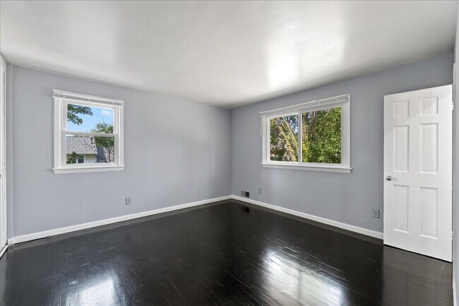 Building Photo - "Spacious 5-Bed Home with Granite Accents ...