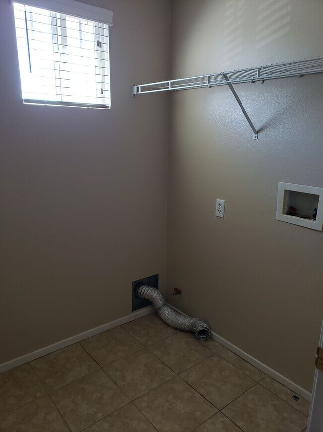 Building Photo - 4 Bedroom 2.75 Bathroom House