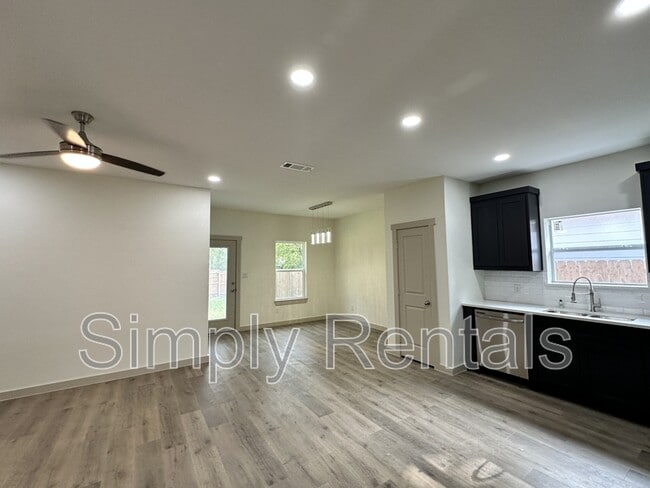 Building Photo - 107 Ross St