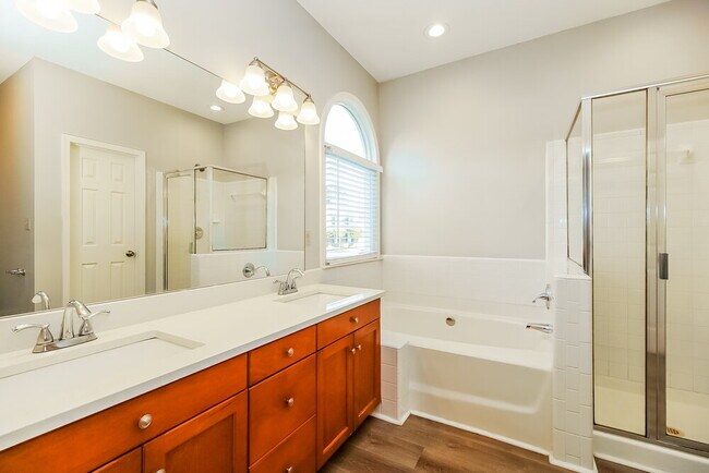 Building Photo - 719 Trailing Rock Dr