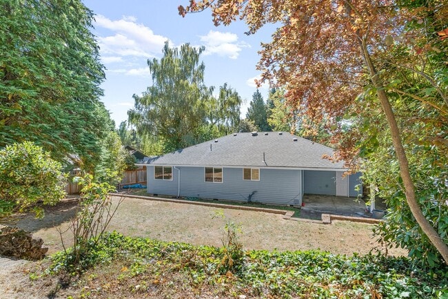 Building Photo - CHARMING HAYHURST 3 BEDROOMS, 2 BATH HOME