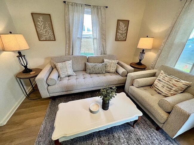 Building Photo - 913 E Gift Ave