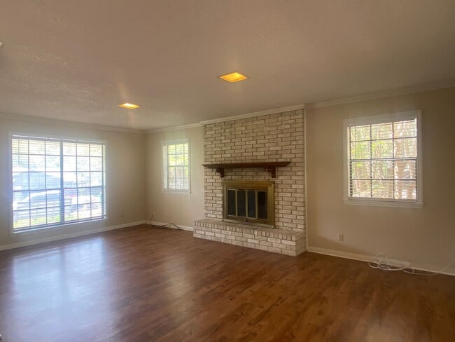 Building Photo - LARGE 4 BEDROOM BELTON ISD