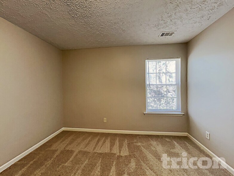 Building Photo - 220 Osmanthus Way