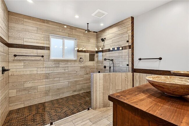 Building Photo - 1319 Chalmette Dr NE