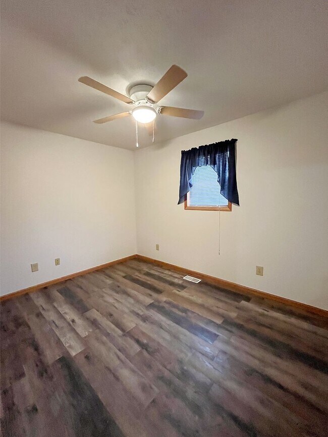 Building Photo - Well-Maintained 2 Bedroom!