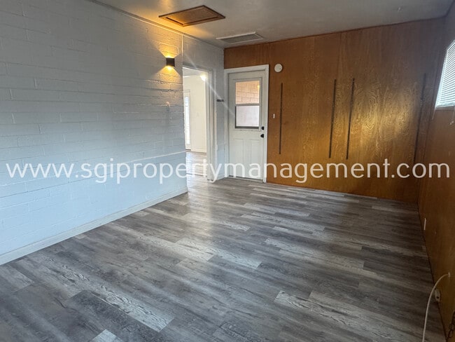 Building Photo - 2202 W Palmaire Ave