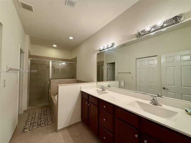 Building Photo - 698 SE 34th Terrace