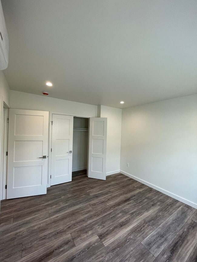 Building Photo - 121 Nelson St