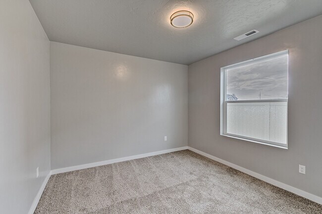 Building Photo - Newer home in Meridian  2100Sqft, Goldengrove Sub., Room for all of your Toys