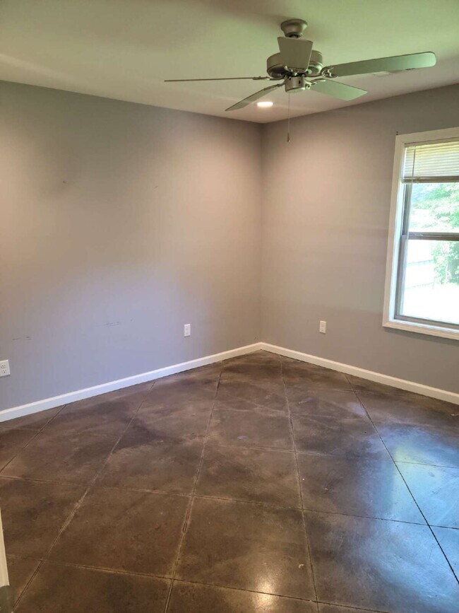 Building Photo - "Chic 2-Bedroom Duplex with Granite Elegance at 708-1 Freeman Street, Jonesboro!"