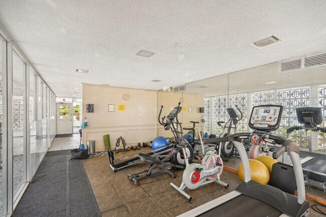 Building Photo - 3040 NE 16th Ave