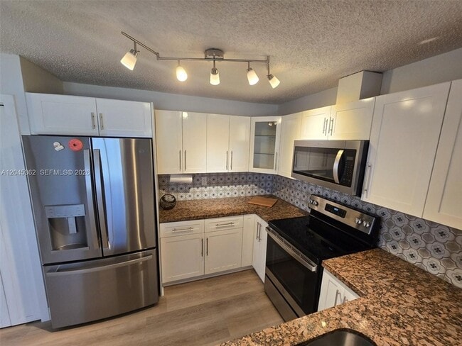 Building Photo - 740 SW 99th Ct