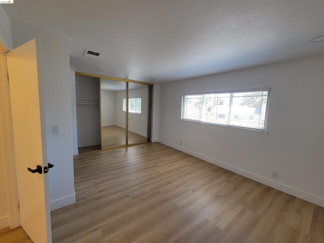 Building Photo - 2210 Sierra Ct