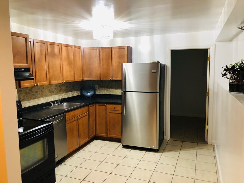 Building Photo - 72 W 16th St