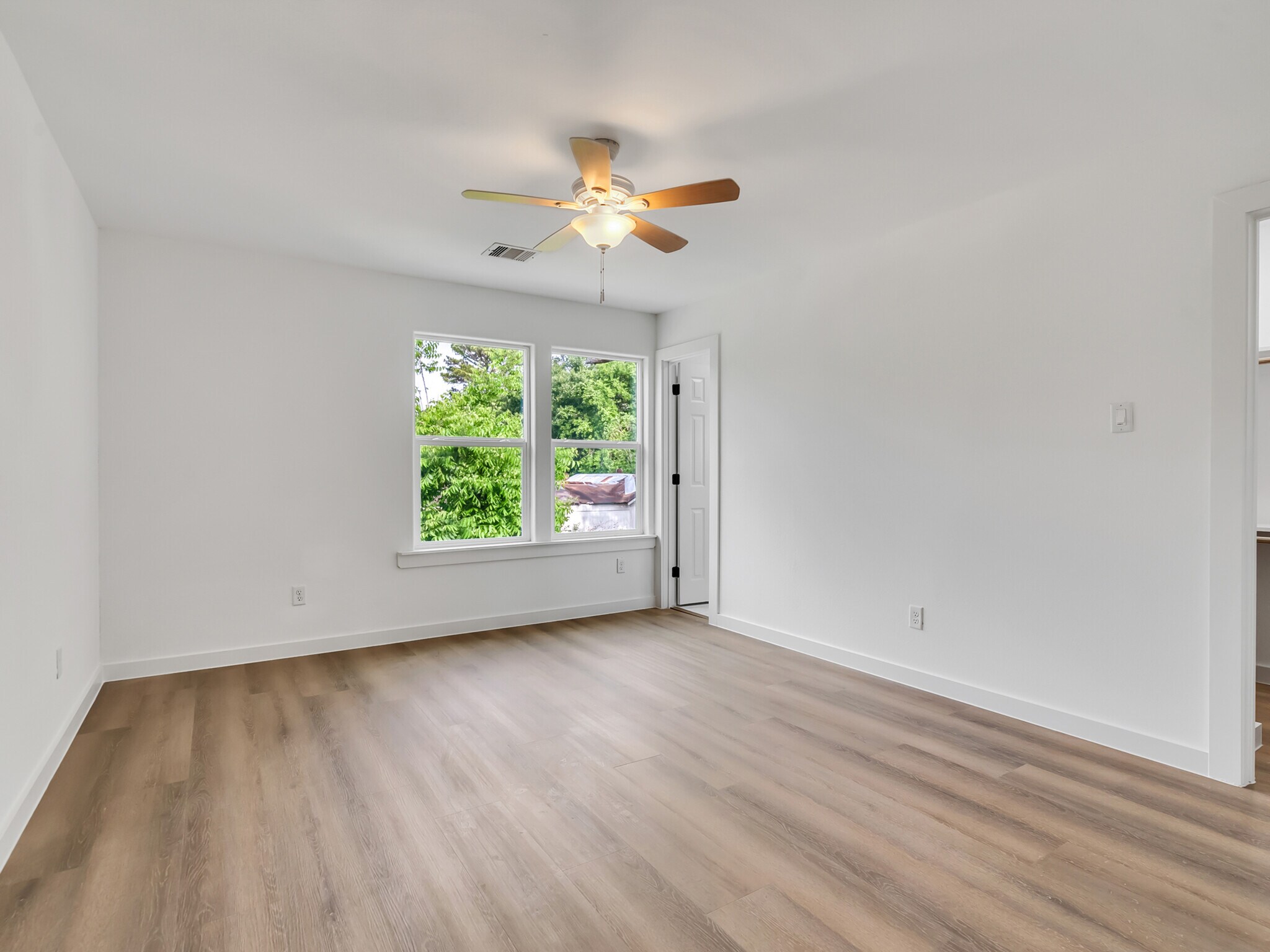 Building Photo - 8104 Crestview Dr