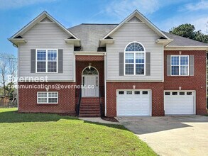 Building Photo - 3 Bed, 2 Bath Home with Garage / Pet-Frien...