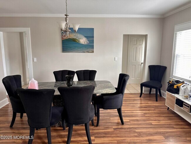 Building Photo - 612 W Sylvania Ave