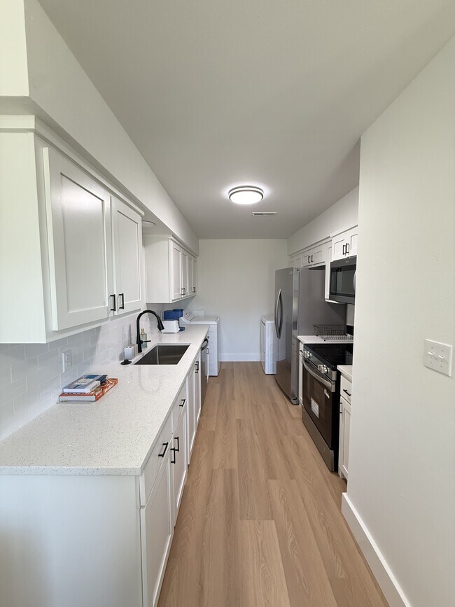 Building Photo - 1126 W Cato Springs Rd