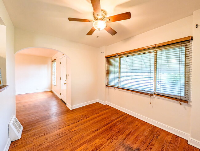 Building Photo - 631 Balmoral Ave