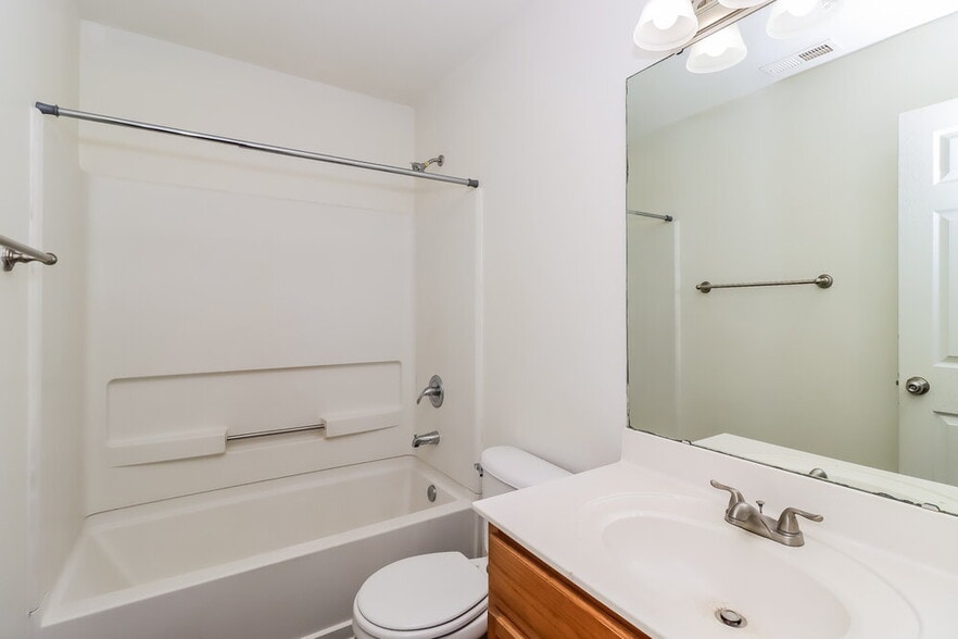 Building Photo - 7103 Fox Point Dr