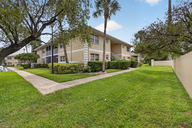 Building Photo - 1536 SE Royal Green Cir