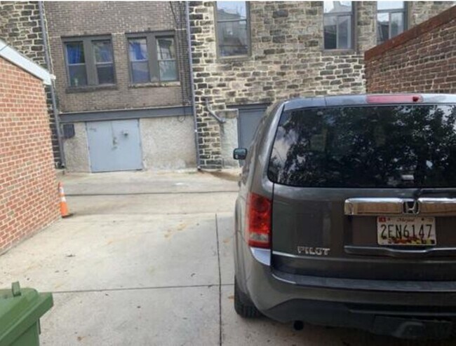 Building Photo - 1723 Bolton St