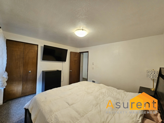 Building Photo - Fully Furnished Private Setting Townhouse,...