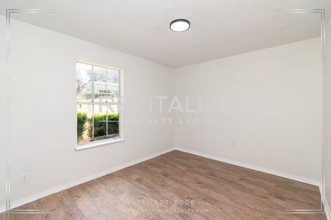 Building Photo - 6513 Victoria Pl S
