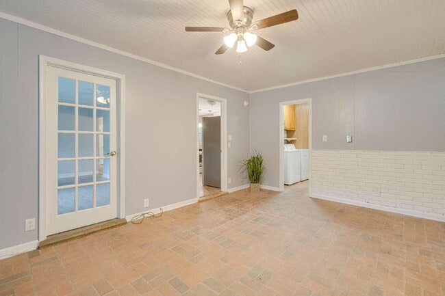 Building Photo - Spacious 3-Bed Ranch Living in Hillsborough
