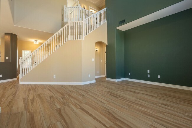 Building Photo - 3 Bedroom 2.5 Bathroom