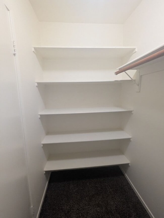 Building Photo - Single Story Home 4 bedroom + Enclosed pat...