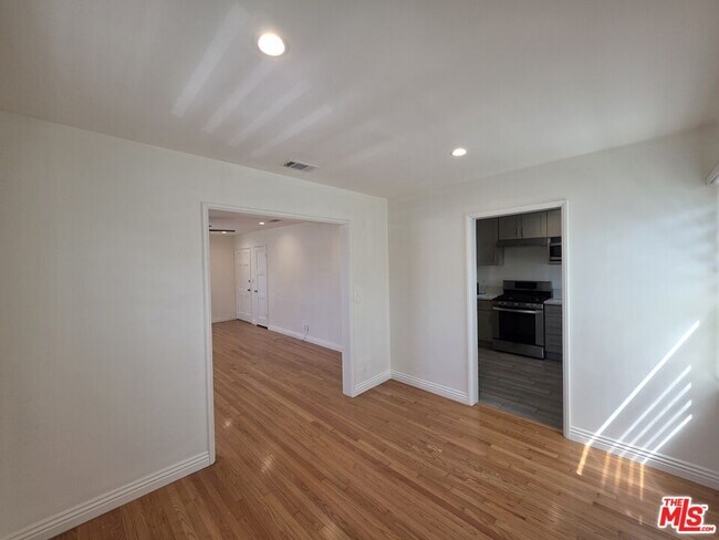 Building Photo - 102 Gaviota Ave