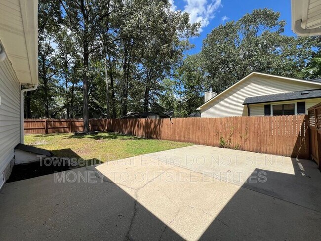Building Photo - 7108 Calamar Dr