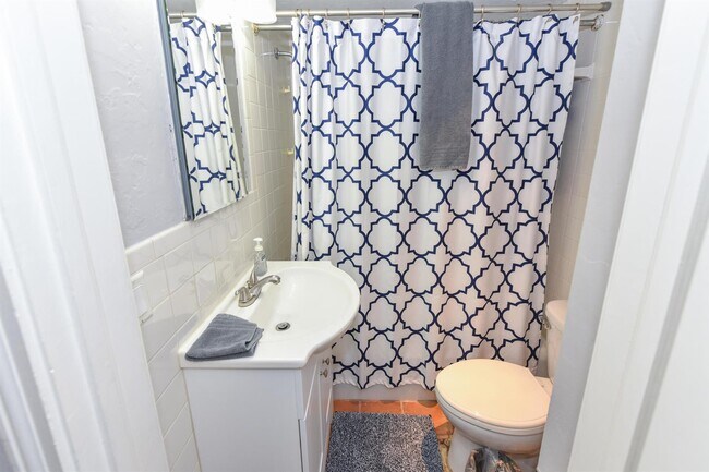 Building Photo - 340 Russlyn Dr