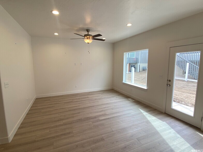 Building Photo - 7271 N Silver Spring Way