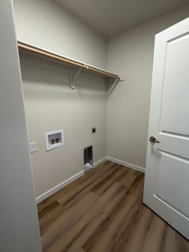 Building Photo - 421 Needlegrass Ln