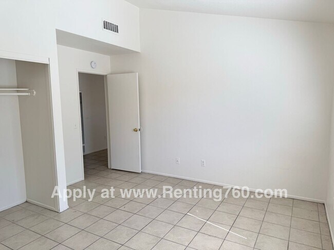 Building Photo - Spacious 2 Bed 1 Bath Home With Indoor Lau...