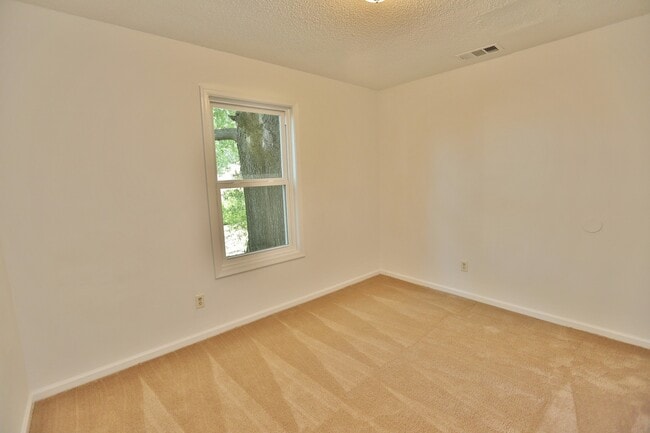 Building Photo - UPDATED & READY 07-14-25! 2-Bedroom 2nd Fl...