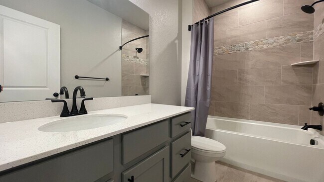 Building Photo - Great Townhouse in Windsor - Highland Meadows