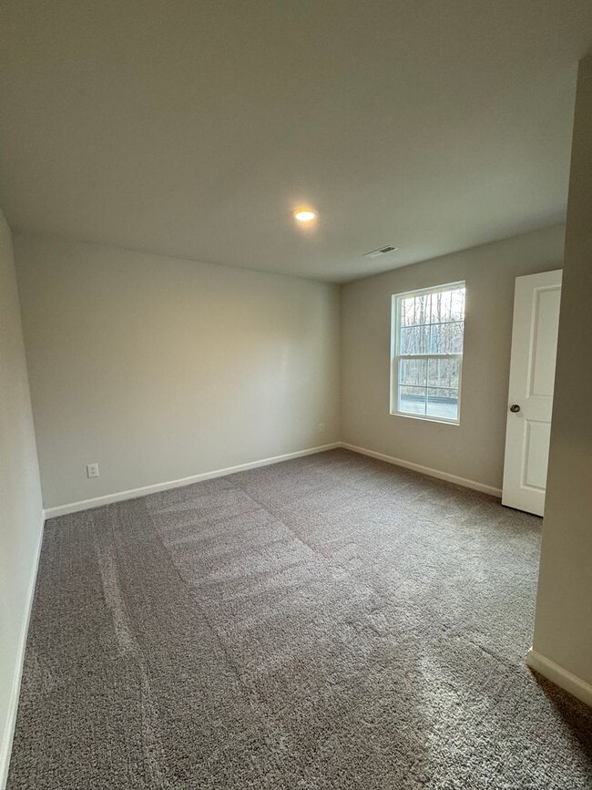 Building Photo - Newer 4BR 2.5BA Home!